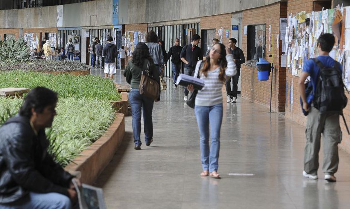 No ano de 2019, um total de 124 mil pessoas não estudavam e nem trabalhavam; em 2022 este número caiu para 101 mil jovens - Foto: Agência Brasil