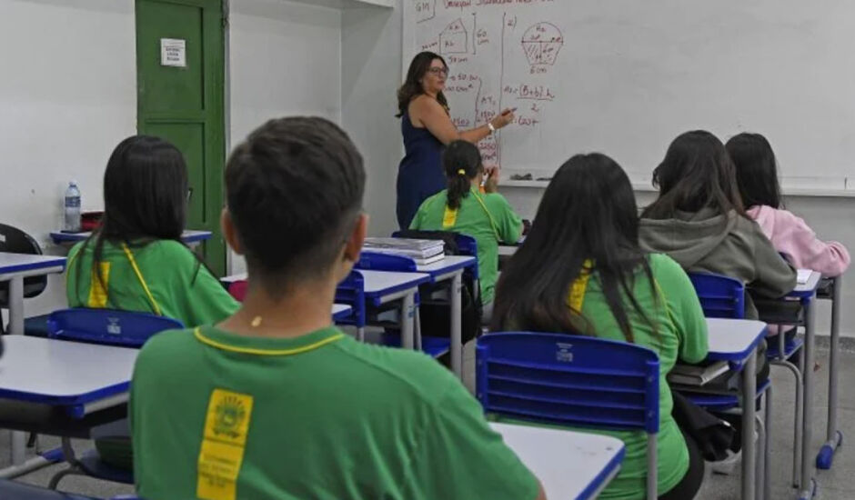 Alunos com hipersensibilidade auditiva sofrem com sinais sonoros nas escolas - Foto: Reprodução/SED