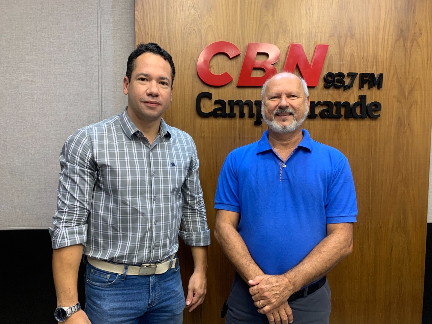 Fabiano Reis e Celso Régis no estúdio da rádio CBN CG