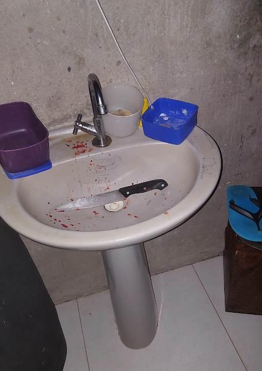 Faca foi encontrada pela PM no banheiro do suspeito do homicídio, ainda com sangue da vítima. - Divulgação/PM