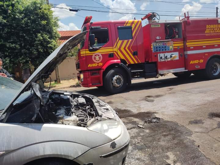 Carro pega fogo no bairro Santo André e Corpo de Bombeiros é chamado - Divulgação/Corpo de Bombeiros