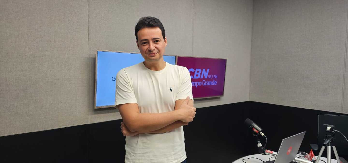 Fernando Morgado no estúdio da rádio CBN Campo Grande - Foto: LSSCom/CBN-CG