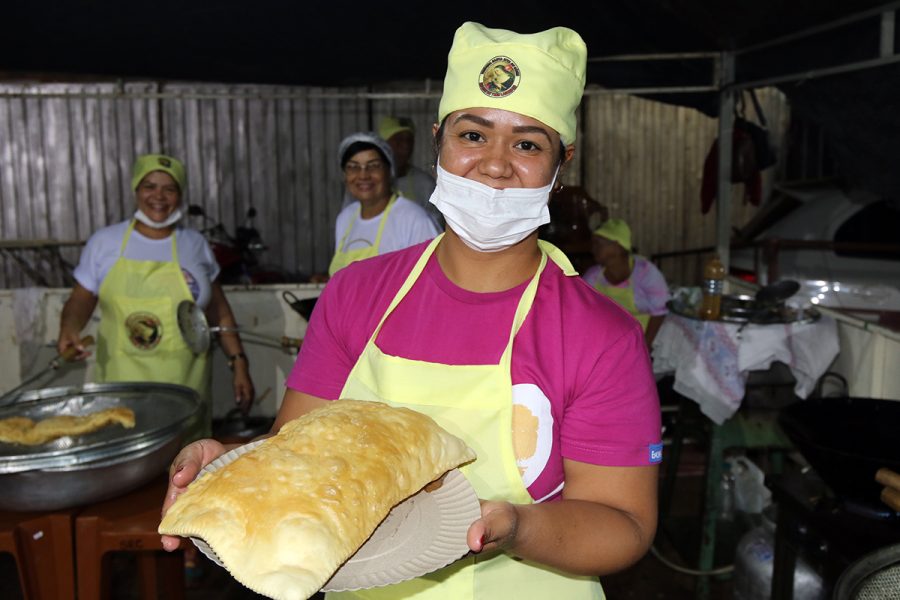 A vasta praça de alimentação e artesanato com opções de pratos tradicionais - Divulgação