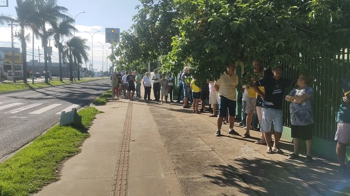 Fila na E.E. Adventor Divino de Almeida antes da abertura da votação - Bruno Nascimento/CBN CG