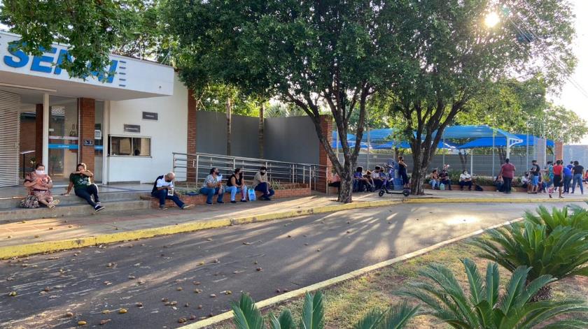 Algumas pessoas madrugaram na fila para conseguir uma senha em busca de uma das 150 vagas - Divulgação