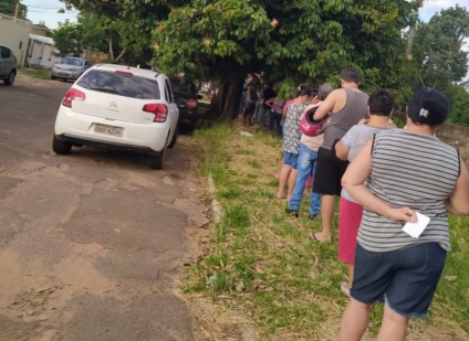 Moradores tiveram que enfrentar fila de duas quadras para tentar retirar senha - Foto: arquivo pessoal