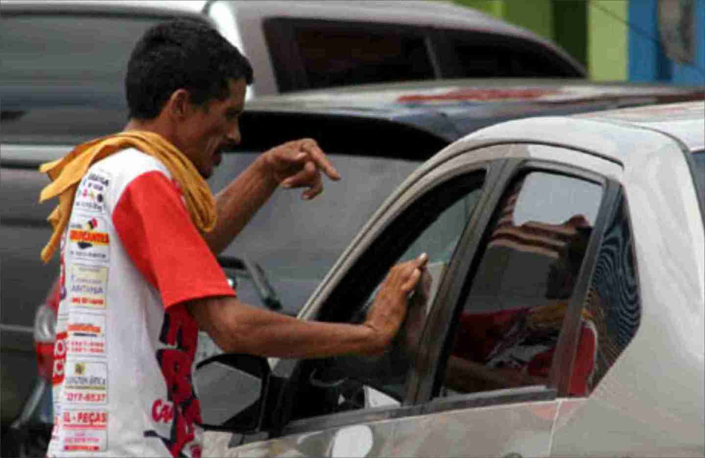 Flanelinhas continuam atuando na cidade apesar do parquimetro - Divulgação