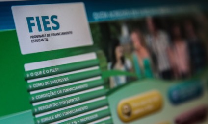 A solicitação pode ser feita pelo site, aplicativo ou em qualquer agência bancária - Foto: Marcello Casal Jr/Agência Brasil