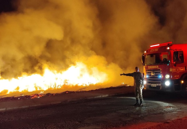 Cidade foi tomada pela fumaça e fuligem de incêndios ocorridos na última quarta-feira (21) - Reprodução/Corpo de Bombeiros