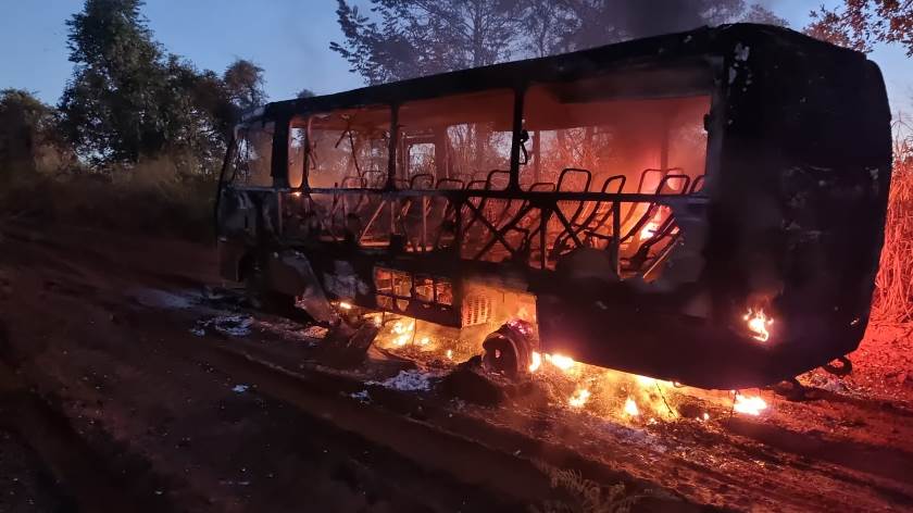 Veículo transporta oito alunos diariamente de ranchos e fazendas - Divulgação/