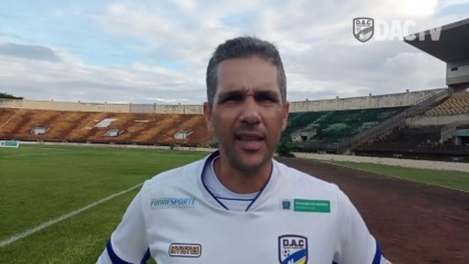 O técnico Chiquinho Lima diz que na temporada 2023, o clube aposta no elenco - Foto: Divulgação DAC