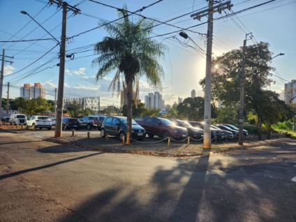 Área no Bairro Chácara Cachoeira, que foi invadida e transformada em estacionamento - Foto: Edir Viégas