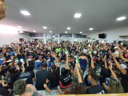 Professores da REME paralisaram atividades por 24h e se reuniram para discutir o reajuste. - Foto: Divulgação/ACP