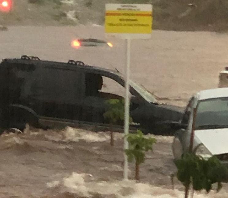 Carros ficaram ilhados com enchente no centro da cidade. - Foto: Cedida por ouvintes