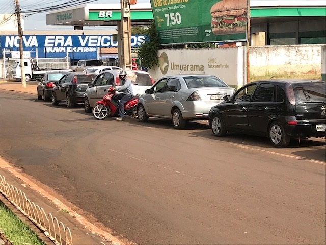 Alta do preço no combustível levou douradenses a correr para postos de combustíveis antes da alteaçao no preço. - Foto: Redes sociais