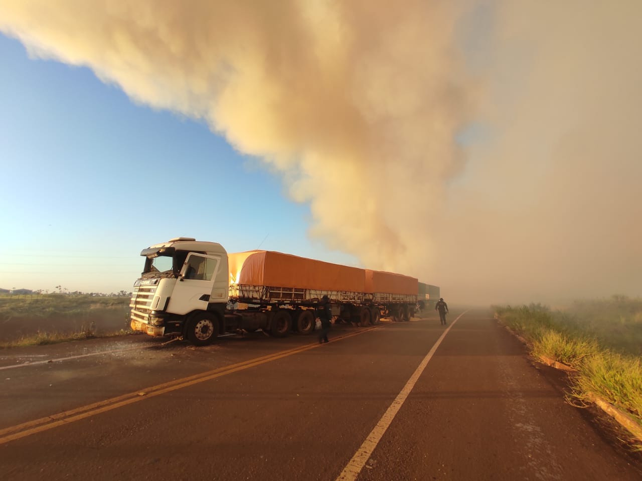 Cortina de fumaça causa acidente entre caminhões no anel viário de Dourados - Foto: Adalberto Domingos