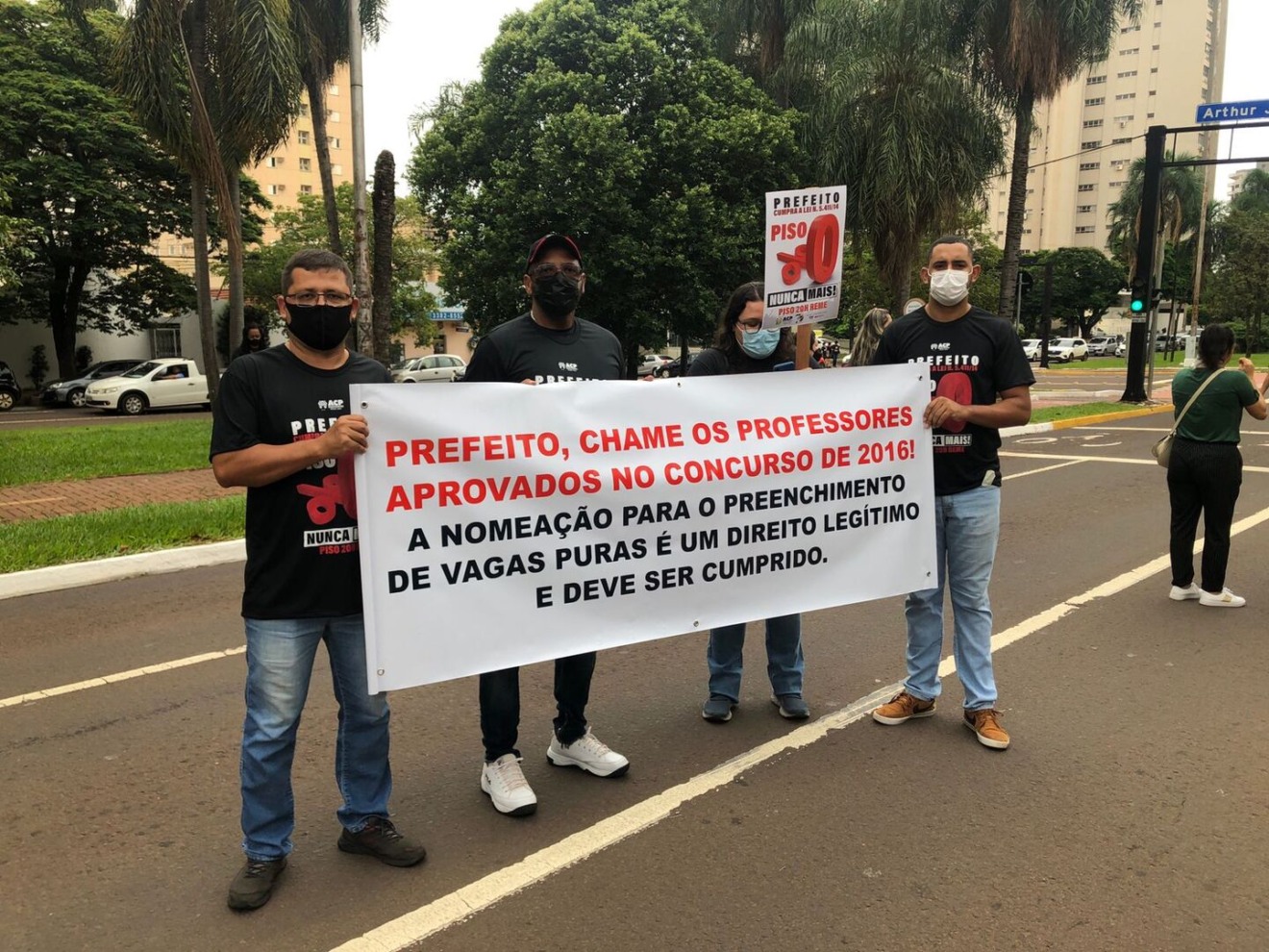 Protesto de profissionais da educação em frente à prefeitura no dia 18 de fevereiro - Foto: Gerson Wassouf