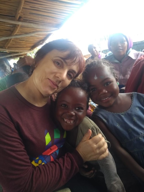 Sueli Rebelo, uma das voluntárias da ong, ao lado de crianças em Madagascar - Foto: Divulgação Fraternidade Sem Fronteiras