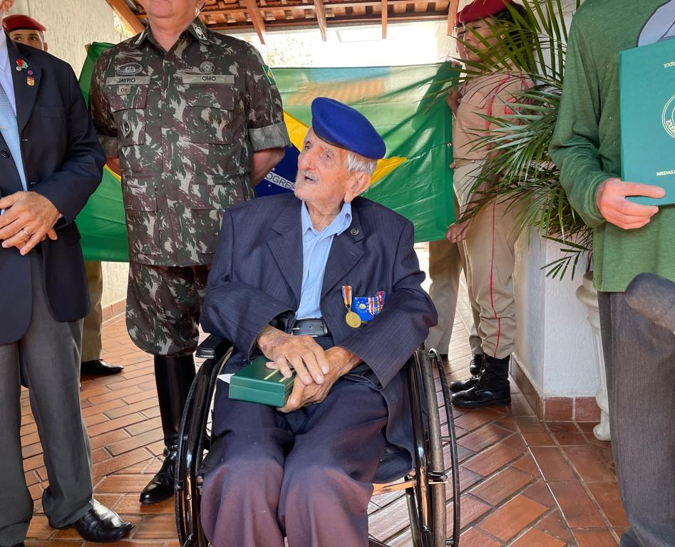 Ex-combatente recebe medalha e festa um dia antes de completar 97 anos - Foto: Ingrid Rocha/CBN