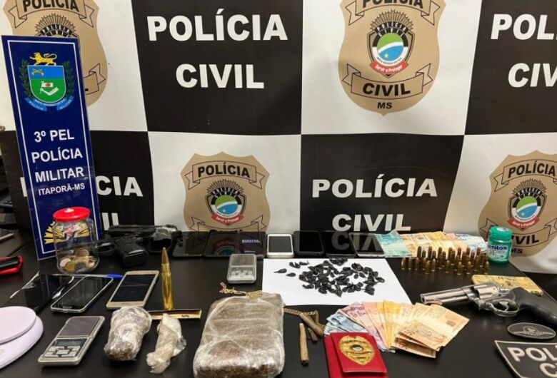 Além das prisões, policia apreendeu armas, munições e 50 celulares. - Foto: Divulgação/PF