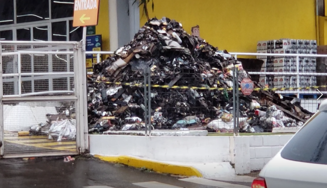 Material retirado do incêndio no Fort Atacadista - Foto: CBN Campo Grande