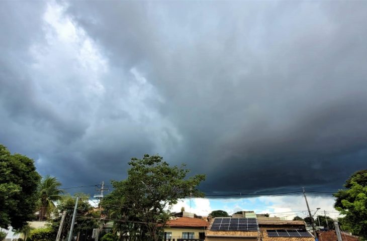 A temperatura mínima foi de 23°C e a máxima será de 34°C