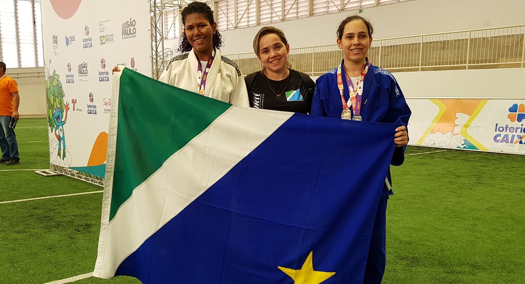 Atletas Kelly e Hellen, com técnica Anne Talitha ao centro - Foto: Lucas Castro/Fundesporte