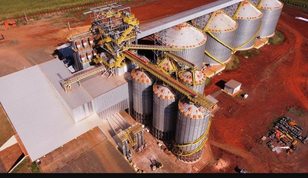 Silos para armazenagem de soja e milho tem capacidade para até 40 mil toneladas de grãos - Foto: Divulgação