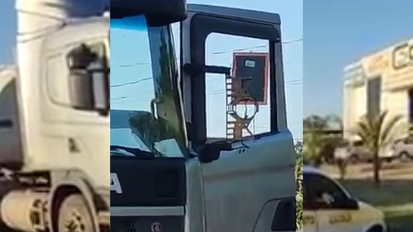 Carreteiro improvisou um espelho para banheiros no lugar do retrovisor, o que não é permitido por lei - Redes Sociais/Gil do Jupiá