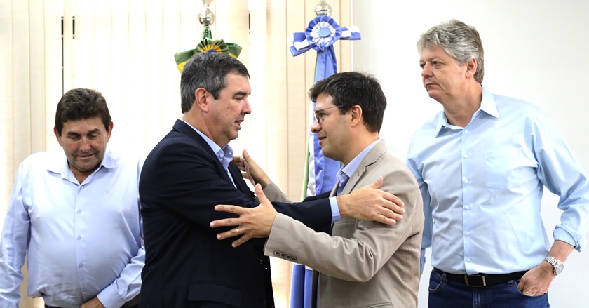 Prefeito de Inocência, Toninho da Cofapi; governador Eduardo Riedel; diretor da Arauco, Mário Neto; e secretário Jaime Verruck (à direita). - Divulgação/Assessoria