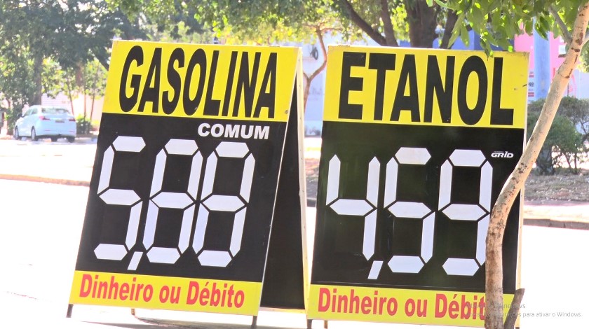 Gasolina está na casa dos R$ 5 e, o etanol, na faixa dos R$ 4 reais o litro - Reprodução/TVC