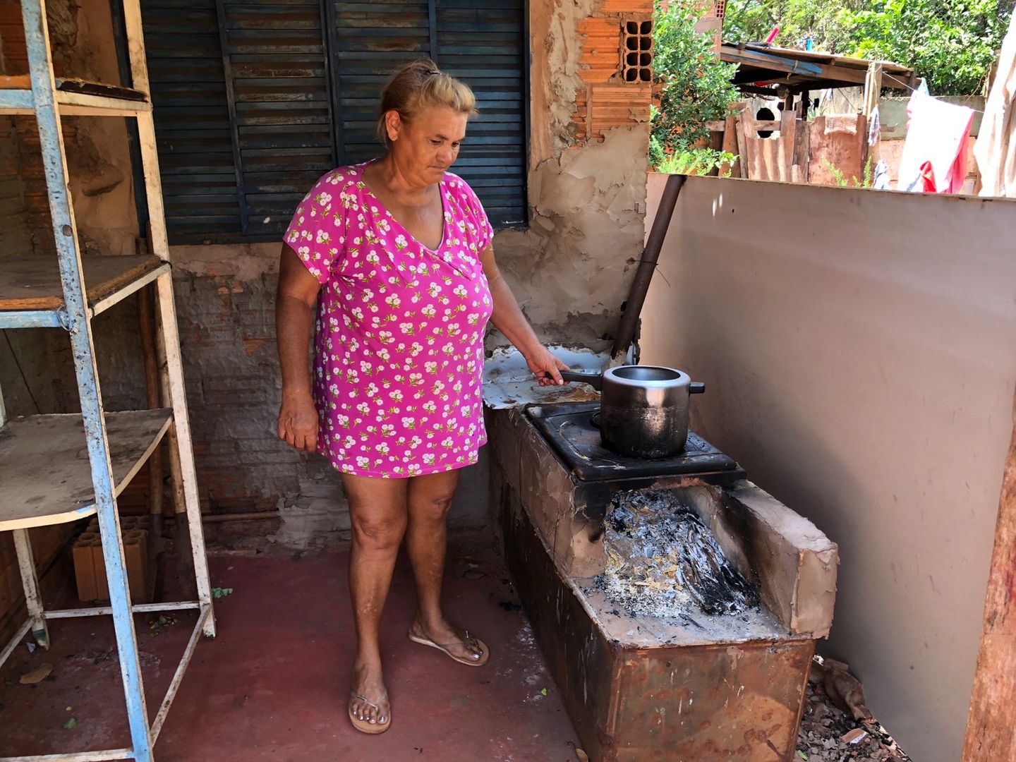 Ivonete da Silva trocou o gás de cozinha pelo fogão à lenha, em razão do alto valor do item. - Foto: Isabelly Melo