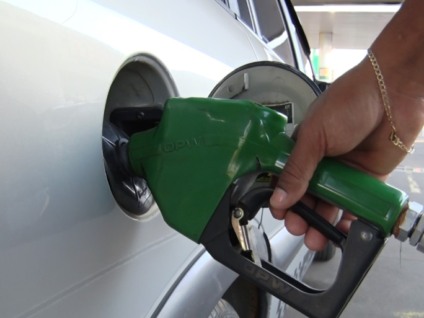 O valor ainda é menor, comparado a março, quando a gasolina chegou a R$ 6,41 - Reprodução TVC