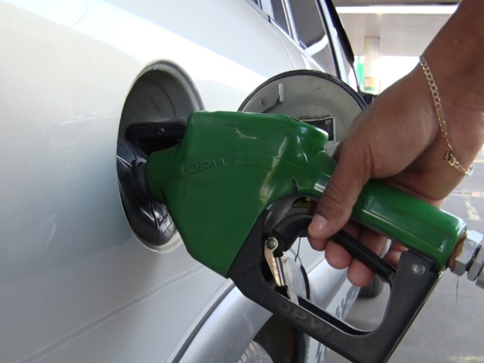 O valor ainda é menor, comparado a março, quando a gasolina chegou a R$ 6,41 - Reprodução TVC