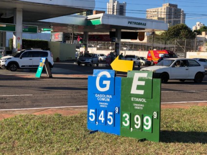 Preço deve ser exibido tanto no painel de preços quanto nos visores das bombas abastecedoras - Foto: Arquivo CBN