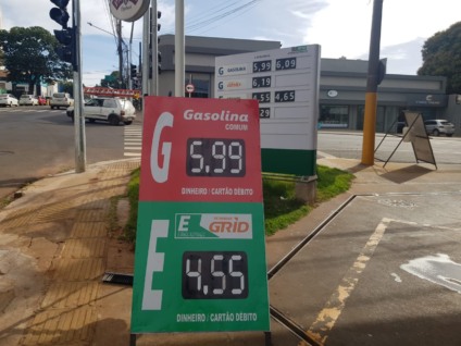 Postos de combustíveis já apresentam preços mais baixos na capital - Foto: Gerson Wassouf