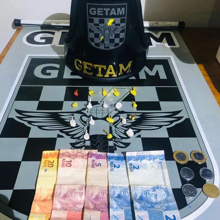 Foi realizada a abordagem e os policiais encontraram o valor de R$ 39 da venda de drogas, um recipiente com 18 porções de crack, pesando 4,8 gramas no total. - Fonte: Divulgação/Polícia Militar