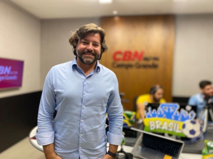 Fabrício Colacino no estúdio da Rádio CBN Campo Grande - Foto: Glória Maria/ CBN CG