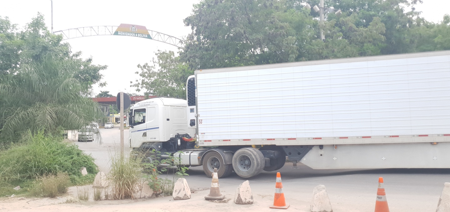 Caminhão em ponte da fronteira do Brasil com a Bolívia. - Foto: Rodolfo César