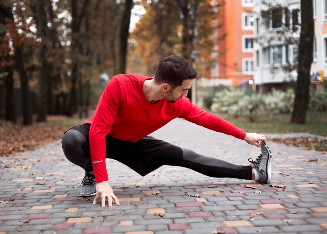 São dois tipos de exercícios que envolvem o movimento das articulações e músculos, mas têm propósitos diferentes - Foto: Reprodução/Freepik