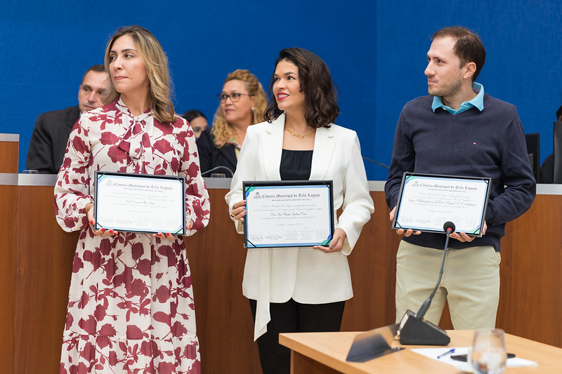 Moção foi entregue para as médicas Ana Cláudia Santana Cano e Vanessa Alves Lima e  Samuel Braatz Couto, representando a equipe - Divulgação