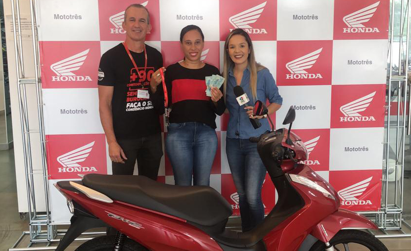 Michele Georgia Lima Gomes, é a primeira ganhadora do prêmio de R$300, do desafio Honda Moto três - Ana Paro/RCN67