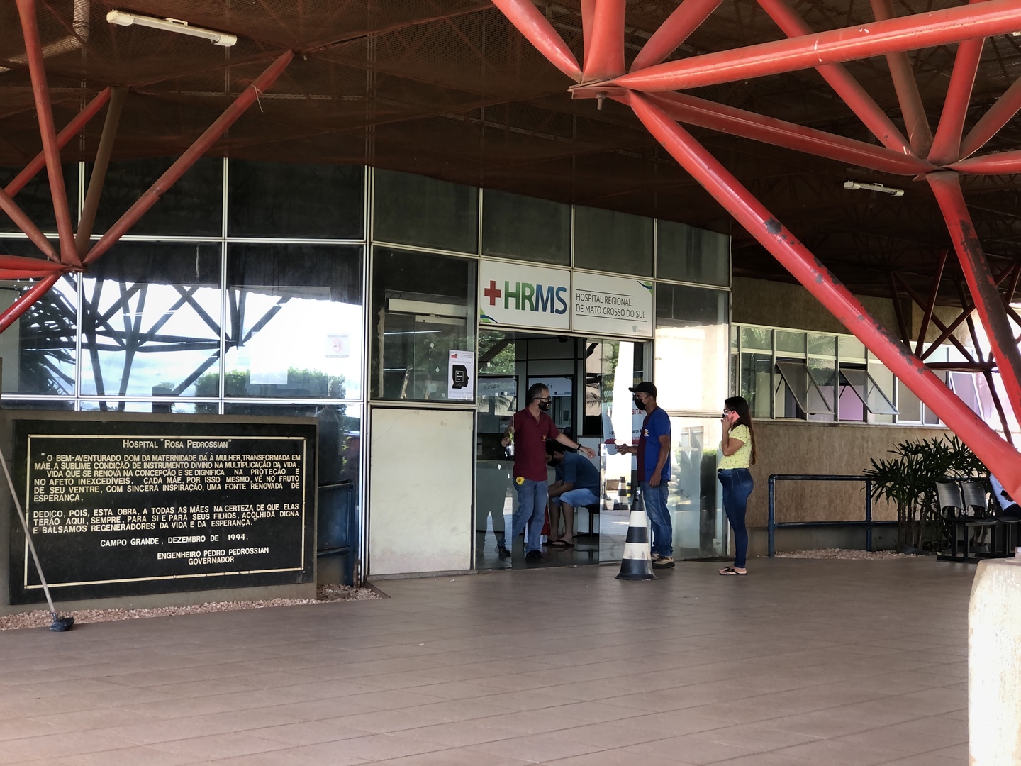 Segundo Rosana Leite, hospital referência no atendimento a pacientes com covid-19 enfrenta falta de leitos de UTI e tem 28 pessoas internadas em vagas improvisadas, com ventilação mecânica - Foto: Isabelly Melo