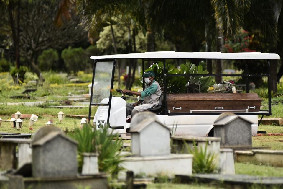 Familiares não podem ter contato direto com vítimas da covid-19, impossibilitando despedida e enterros com aglomeração - Foto: Hugo Barreto/Metrópolis