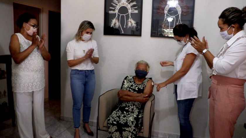 Previsão é que 304 idosos com mais de 90 anos sejam imunizados nesta fase - Divulgação