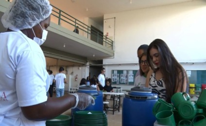 O cardápio é elaborado a cada 15 dias e fica disponível para a consulta dos estudantes - Reprodução/TVC O cardápio é elaborado a cada 15 dias e fica disponível para a consulta dos estudantes - Reprodução/TVC