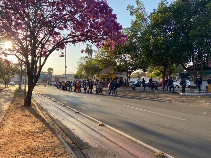 Nesta sexta-feira (23), dezenas de pessoas amanheceram na fila em busca da vacina contra a Covid-19, na Central de Imunização. - Israel Espíndola/JPNEWS