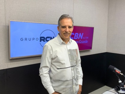 Alvaro Guillermo no estúdio da rádio CBN-CG - Foto: Duda Schindler/CBN-CG