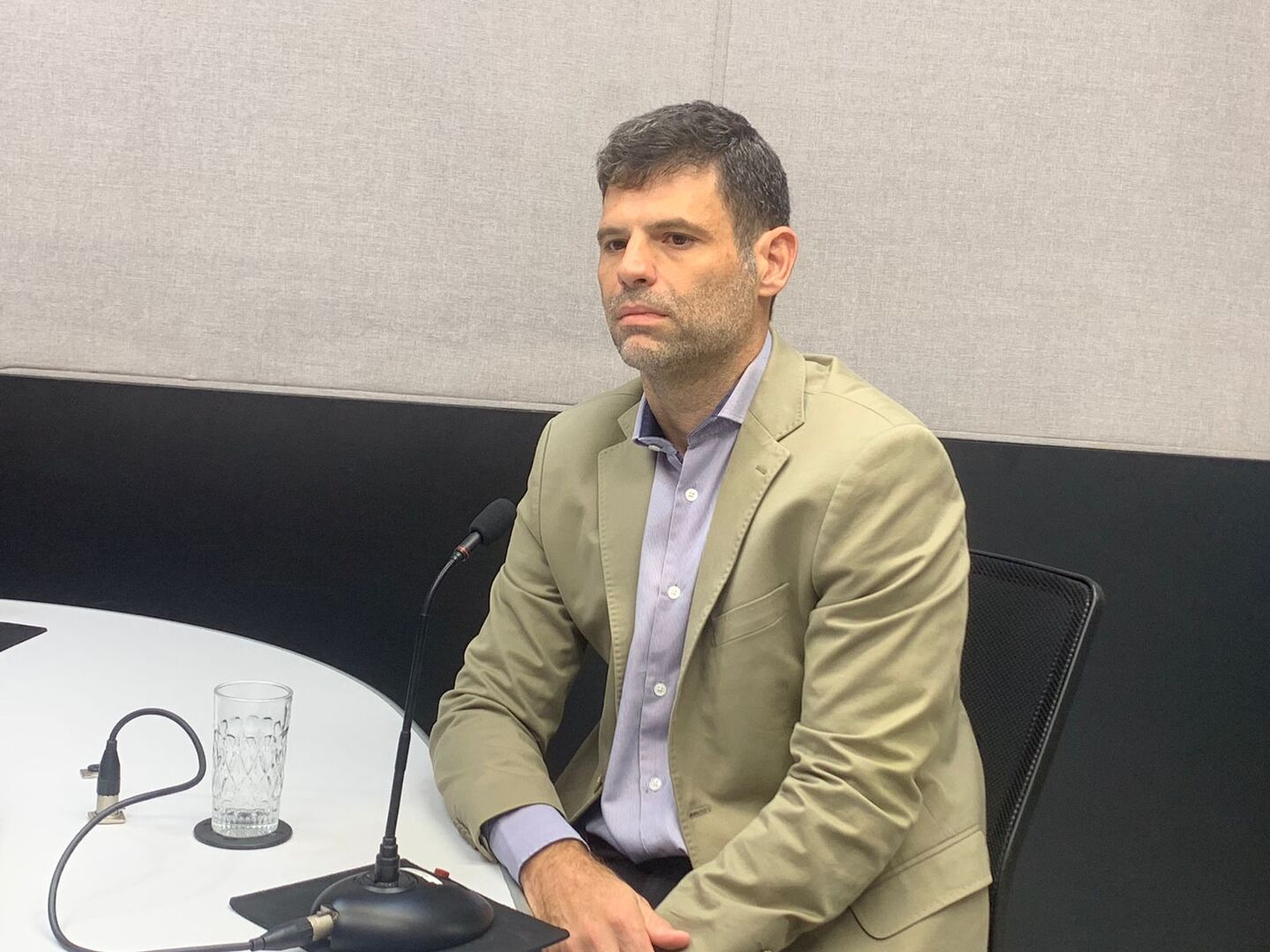 Bruno Bastos no estúdio da rádio CBN-CG - Foto: Duda Schindler/CBN-CG