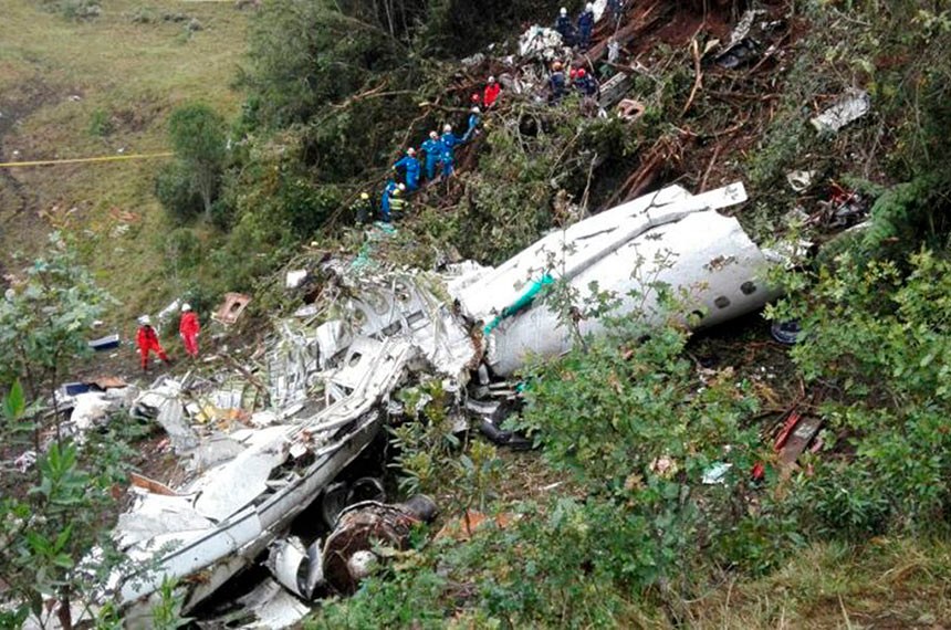 O acidente ocorreu na madrugada do dia 29 de novembro de 2016, quando a aeronave estava aproximando-se do Aeroporto Internacional José Maria Cordova, em Rio Negro - FOTO: BG. José G. Acevedo/@PoliciaMedellin